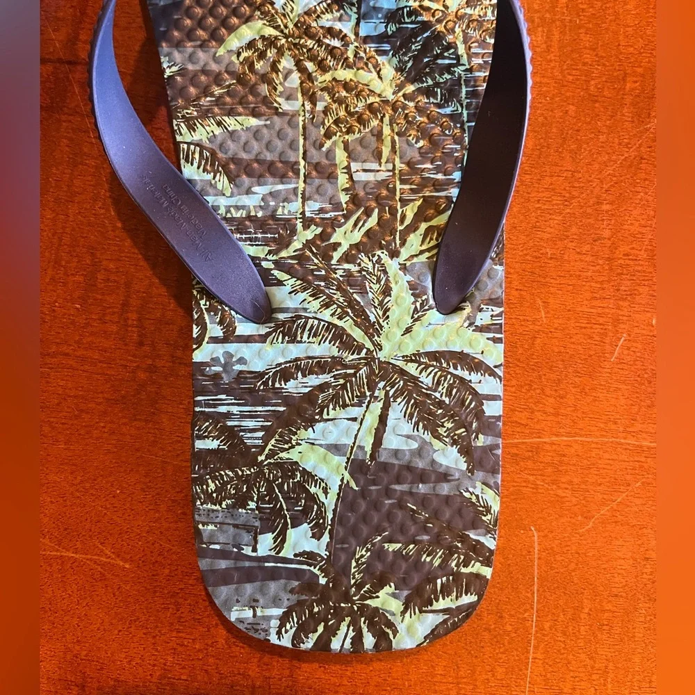 Men’s flip flops Hawaiian/ tropical/ beach print. Blue and green. Sz 10-11. NWT